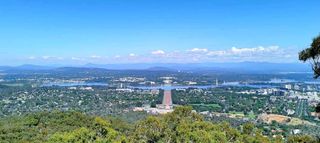 站在安斯利山观景台，俯瞰堪培拉整个城市的景色