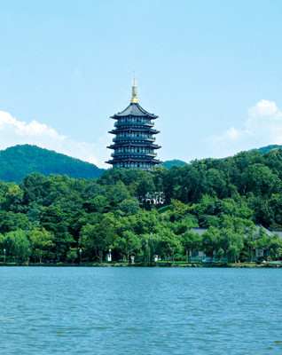 穿越时空的团建盛宴：从西湖传奇到未来梦想之城的奇妙探索