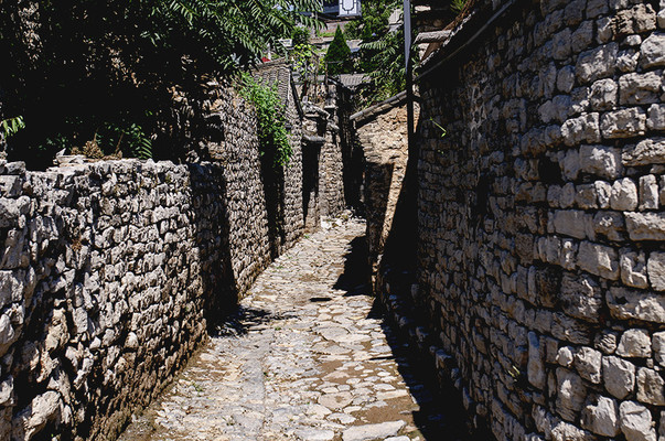 探寻大山里的石头村