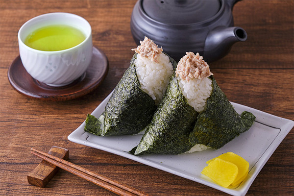 日本的传统料理“ONIGIRI”