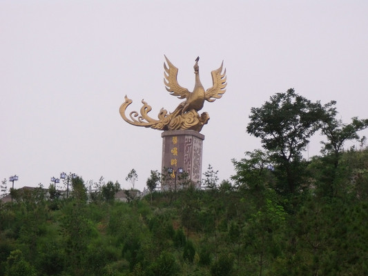 遇见宝鸡之美:青铜器之光闪耀,太白山之巅挥旗