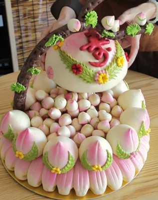 河南郑州老人生日流行非遗花饽饽寿桃蛋糕