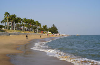 大海 椰林 日落，还有脚印两对半