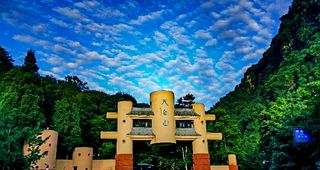 天台山探秘：避暑、赏景、观萤之旅