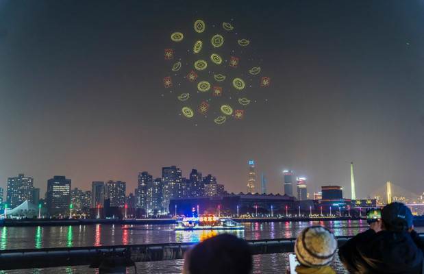 我在黄浦江边拍到了属于龙年的盛大烟花表演