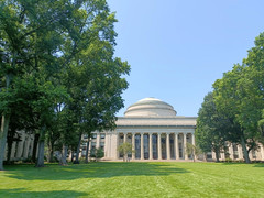 波士顿游记图片] 麻省理工的教室三面都是黑板  黑板写满公式  MIT