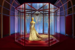 巴斯时装博物馆建馆60周年，为迁入新场馆做准备