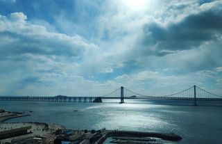 海景房中的天花板~躺在床上欣赏海天一色的美景，快来大连享受吧！