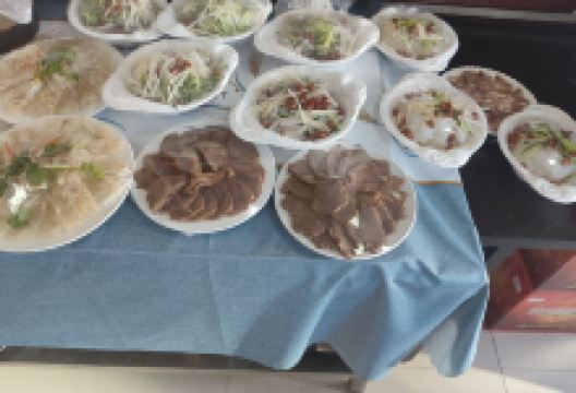 野外田莜面村美食图片