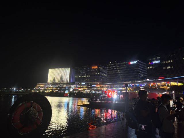 龙湖金融岛-东北广场旅行图片 3