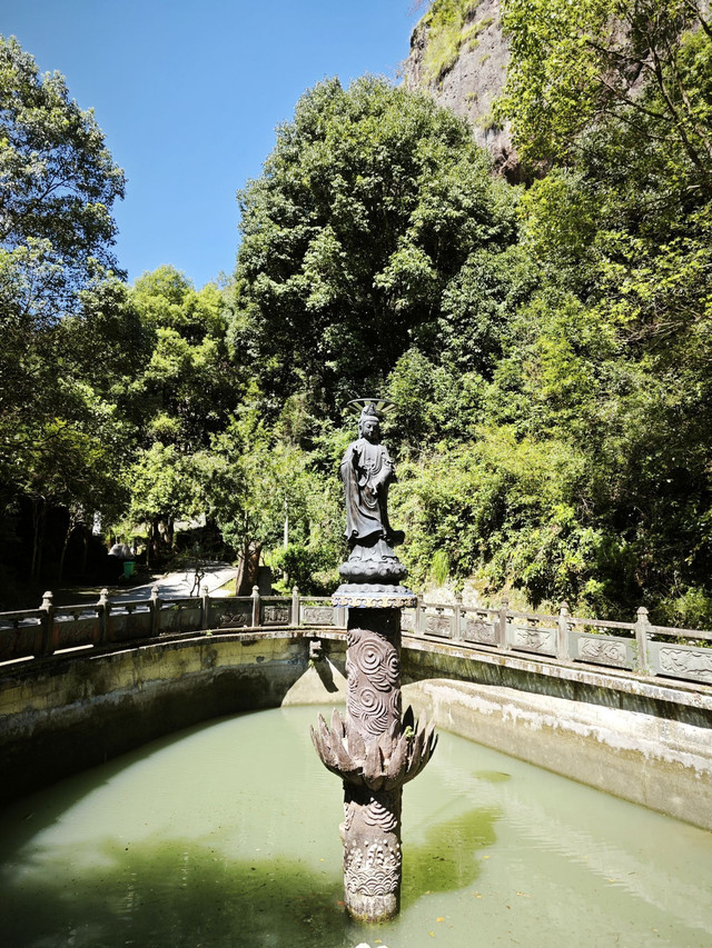 却在大山深处偶遇了一座与岩石共生的隋代千年古刹