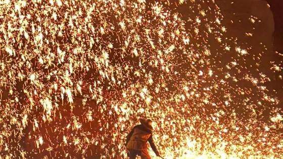 天下第一堡打樹花