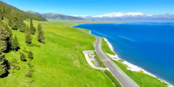 賽里木湖草原明珠觀湖聖地