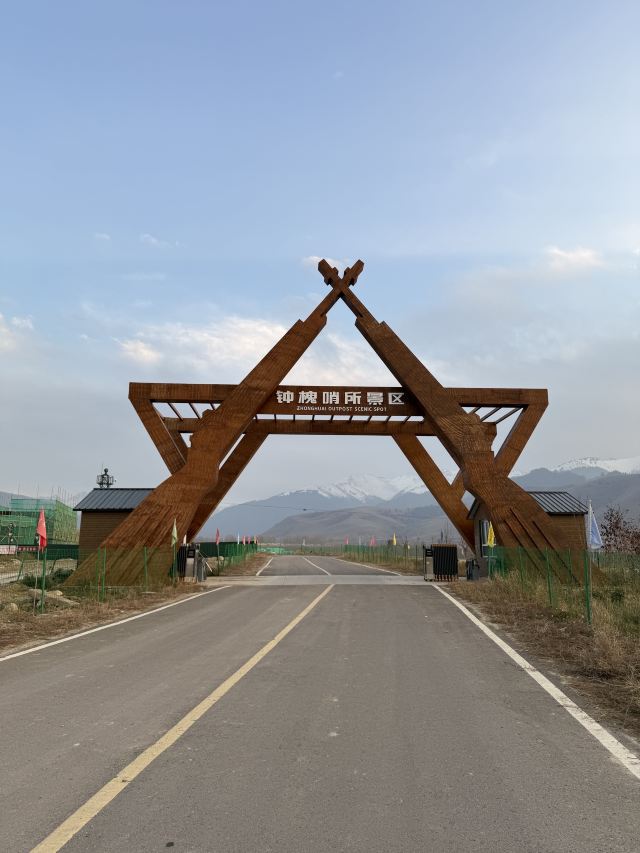 木扎尔特口岸雕塑旅行图片 1