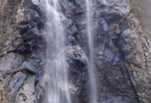 莲花峰瀑布景点图片