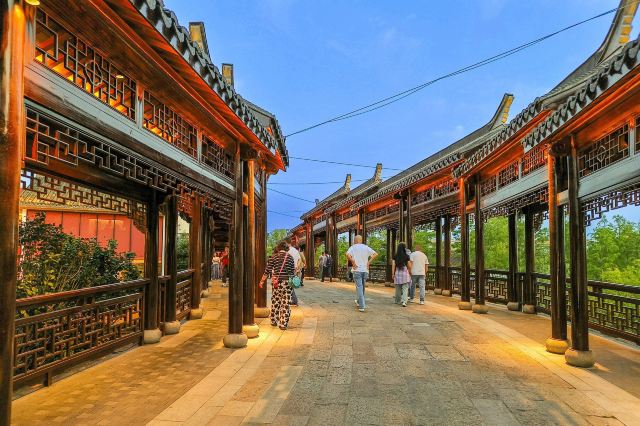 蟠龙天地-烟雨廊桥旅行图片 2