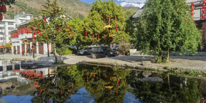 螺髻山彝族風景一條街