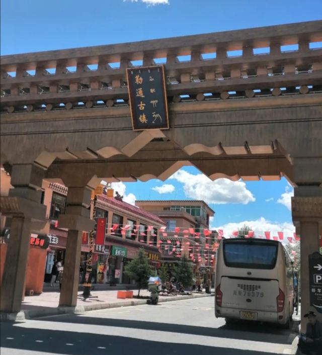 理塘勒通古镇·千户藏寨游玩攻略简介,理塘勒通古镇·千户藏寨门票/地址/图片/开放时间/照片/门票价格【携程攻略】