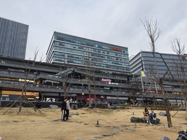 龙湖金融岛-东北广场旅行图片 2
