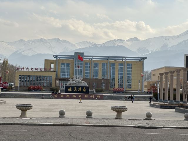 木扎尔特口岸雕塑旅行图片 6