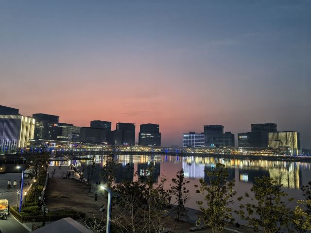 龙湖金融岛-东北广场旅行图片 9