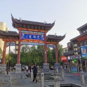 探寻济南美食江湖：德信官方网站跟随‘齐鲁1号’畅游鲁菜与小吃的魅力世界！