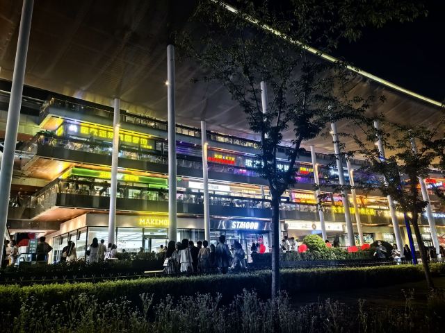 龙湖金融岛-东北广场旅行图片 1