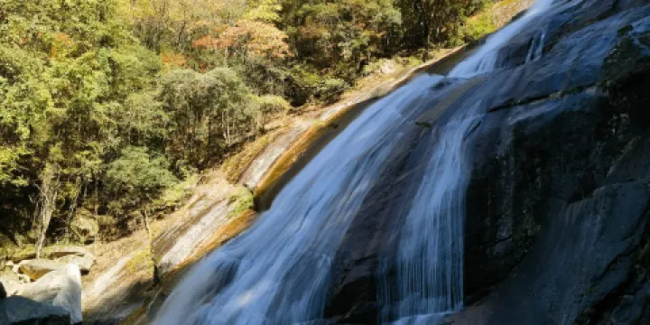 十八月潭瀑布羣