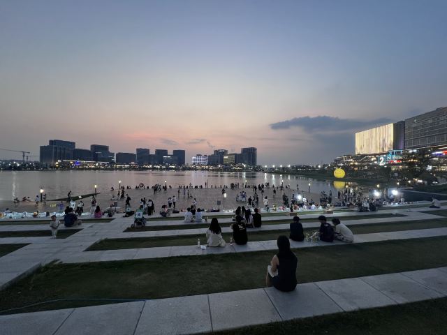 龙湖金融岛-东北广场旅行图片 1