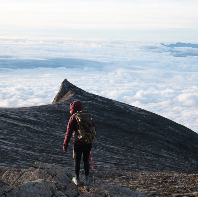 沙巴神山是东南亚最高峰，爬山最美就是行走过程，在不同时间出现景色，一步一步辛苦往上爬享受到美妙大自然