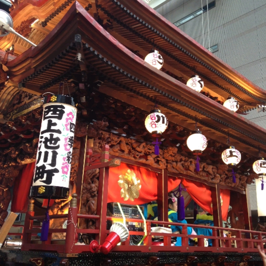 滨松节是庆祝初子诞生的节日,白天放风,傍晚开始,雄伟的御殿屋台的拉动是充满活力的节日。