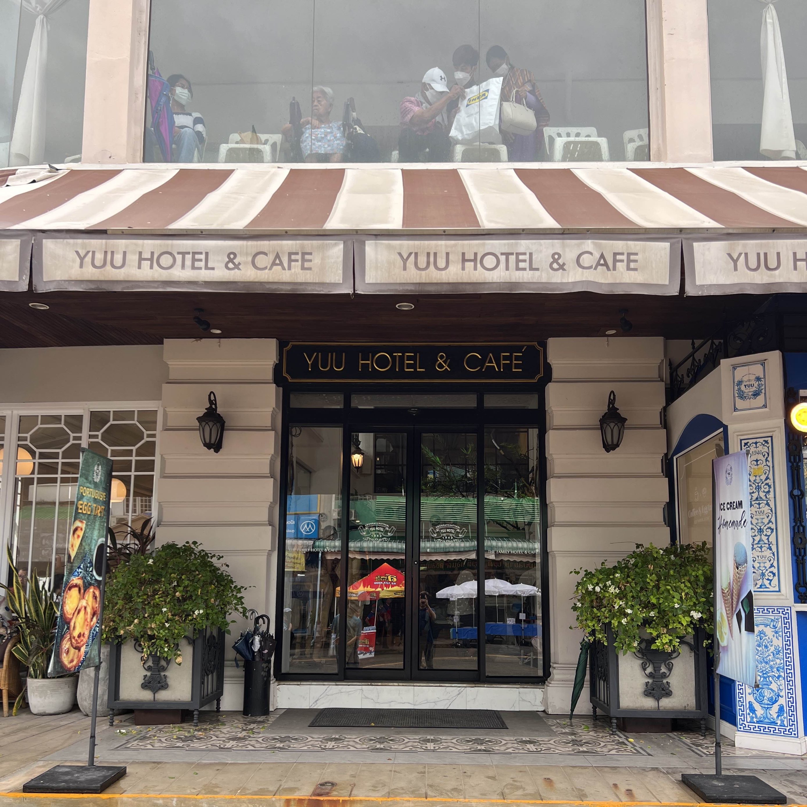 乌汶叻差他尼市中心的酒店 Yuu Hotel&Cafe