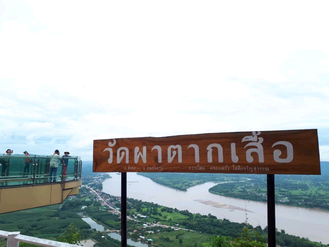 向僧侣致敬,欣赏湄公河的景色@Wat Pha Tak Suea |廊开