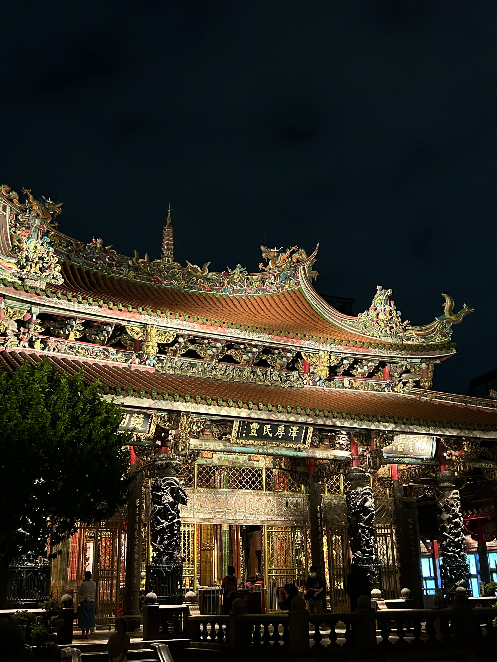 台湾旅行必去的“龙山寺”