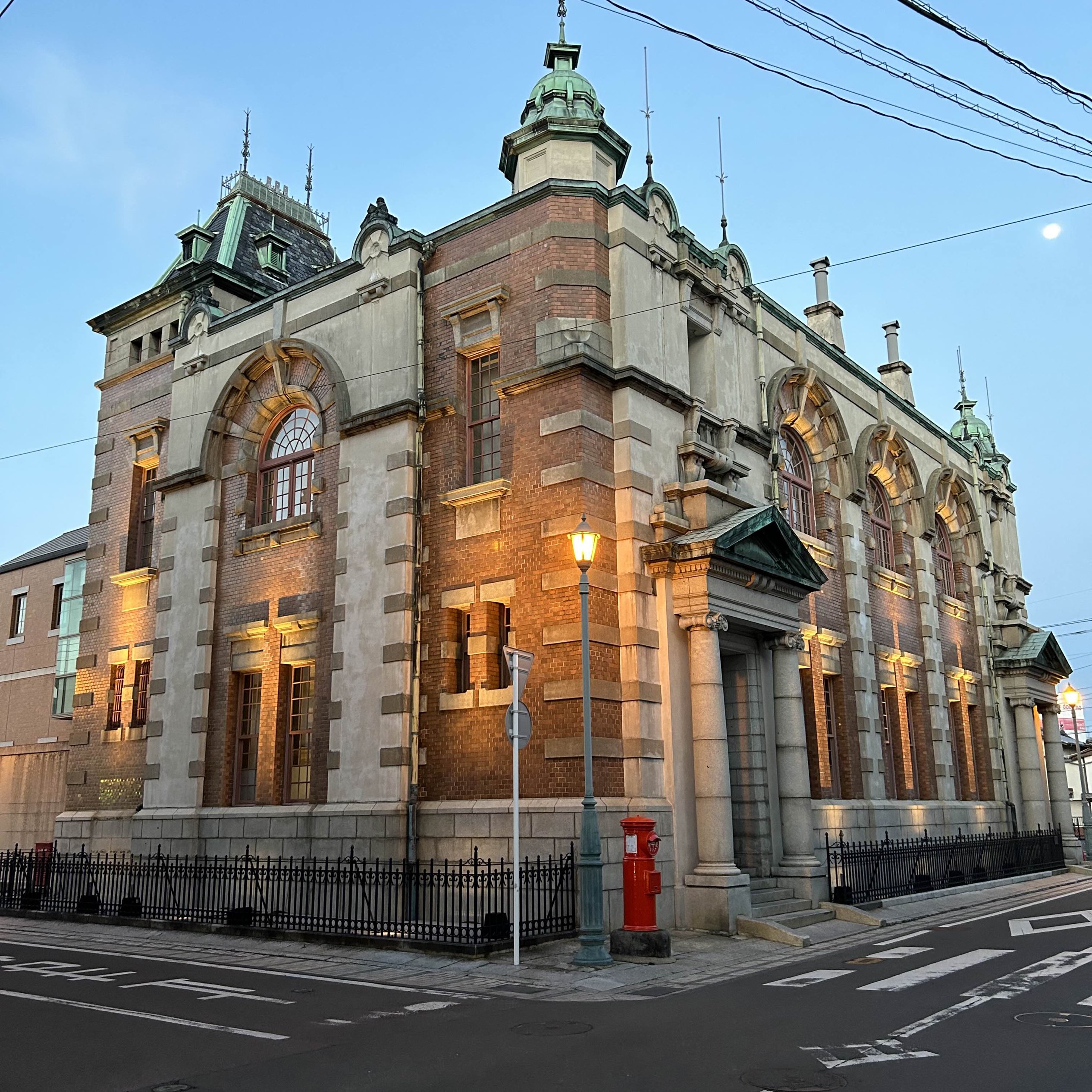 旧唐津银行 辰野金吾纪念馆  您可以充分享受明治时代的西式建筑。 最近,我刚刚在装修后看到了东京站,