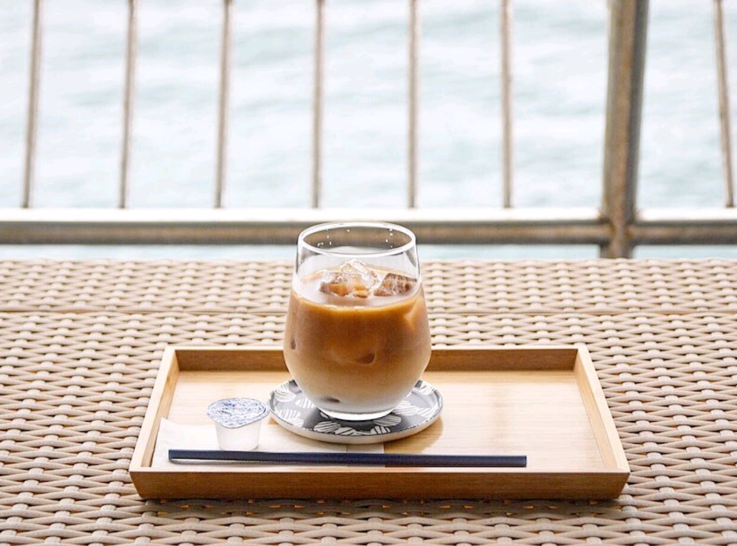 喝咖啡,欣赏坎蒙海峡和坎蒙大桥的风景。 Uzu House
