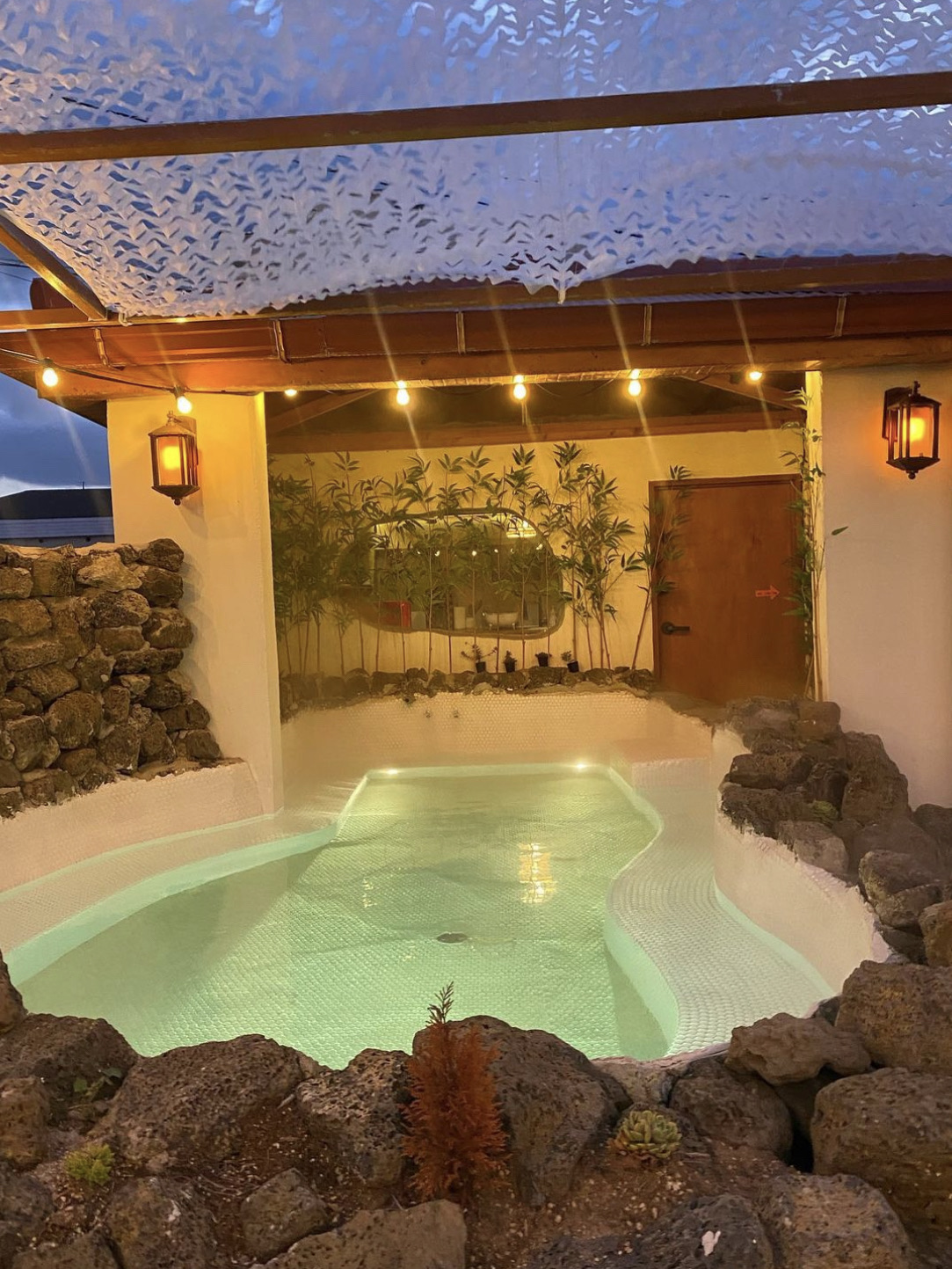 拥有济州天然石材的户外露天浴池的独栋感性宿舍