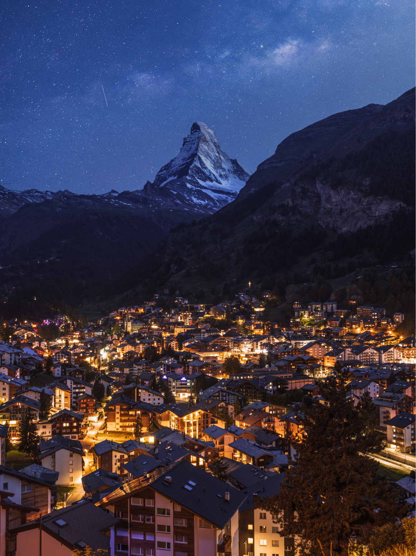瑞士🇨🇭｜ 万家灯火下的瑞士小镇🏘️ - 策马特🏔️
