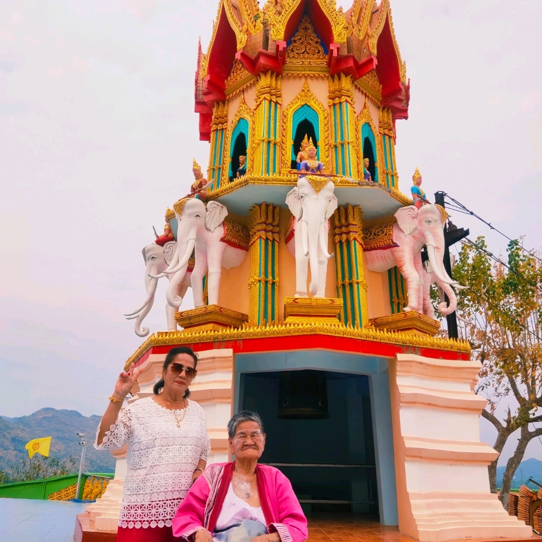 带娃参观北碧府的Wat Tham Suea