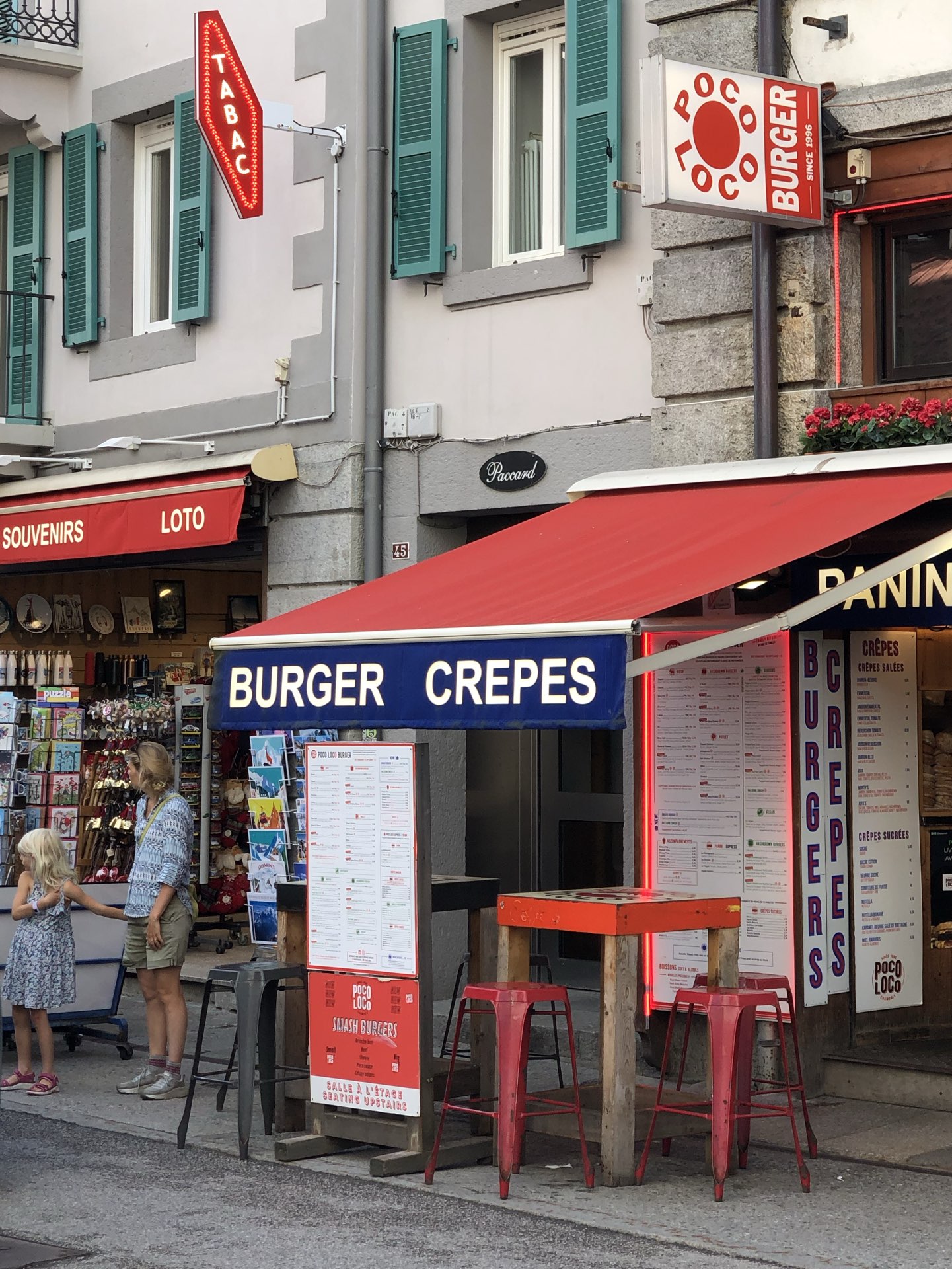 “Poco Loco Burger”是一家夏莫尼汉堡餐厅