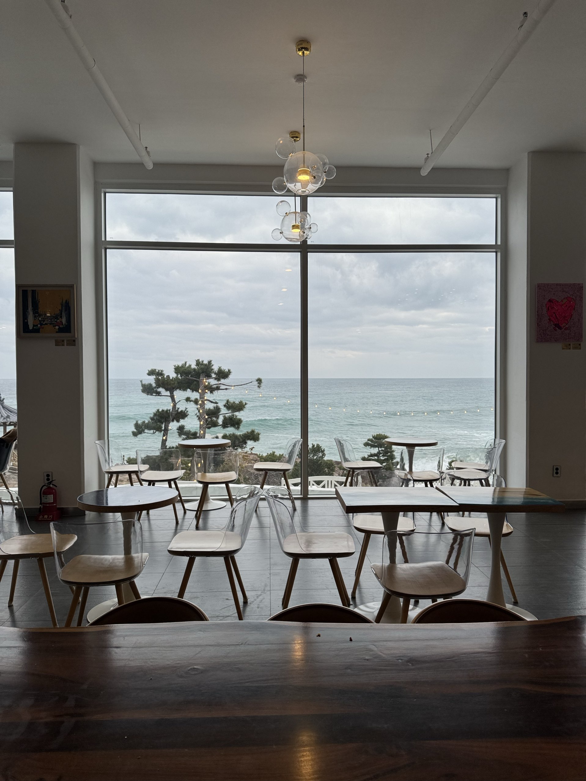 宽敞的海洋风景超大型咖啡厅