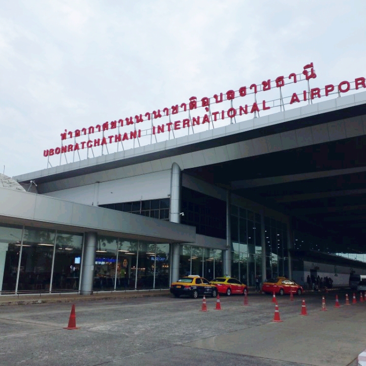 Hub,东北南部,在乌汶叻差他尼机场下车。