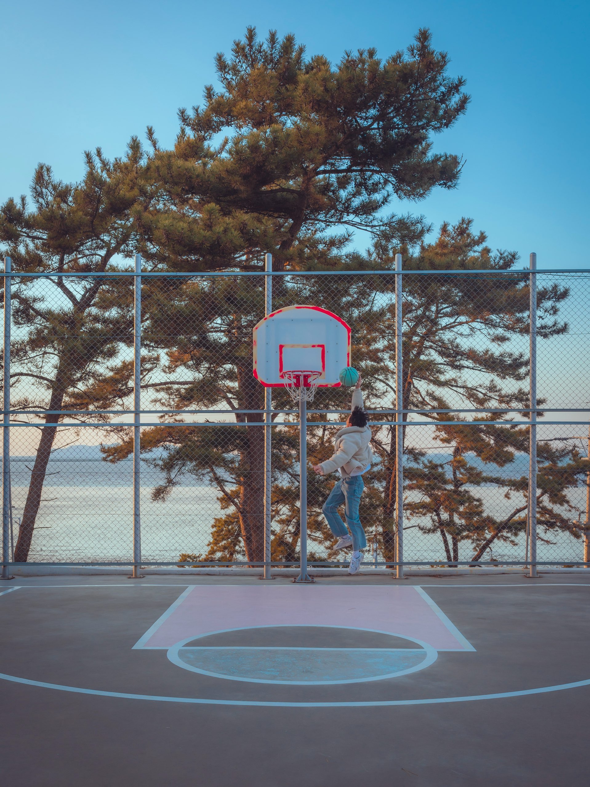 “比萨飞利兹🍕”在异国风情的篮球场上带比萨的感性