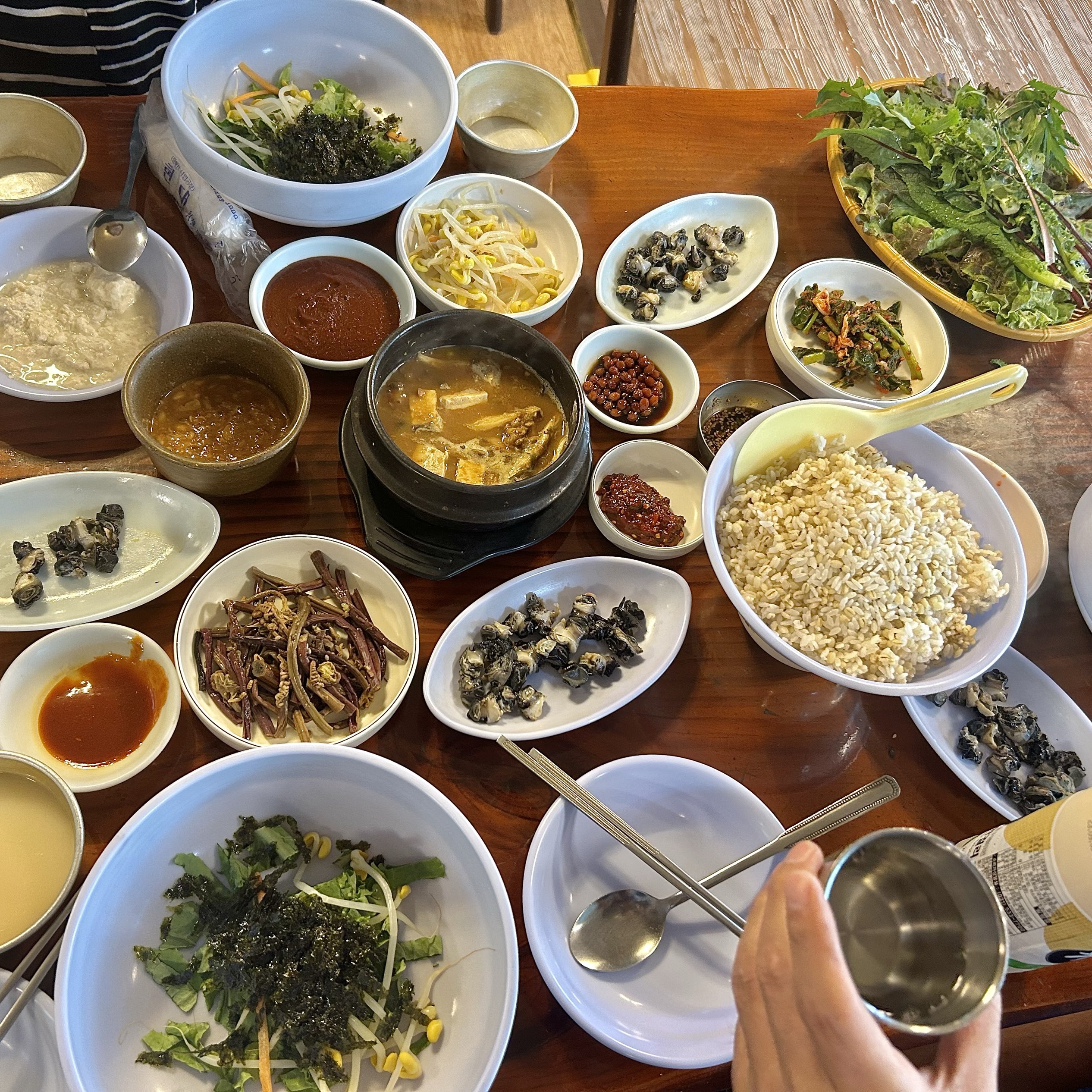 浦川原创乌龙包饭豆腐,因丰盛的饭菜而闻名,充满乡村人情味。
