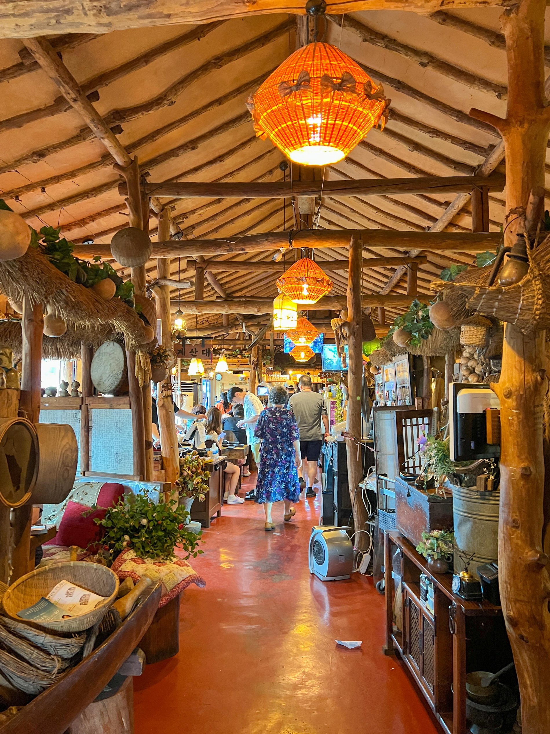 济布岛的餐厅是无条件的水车