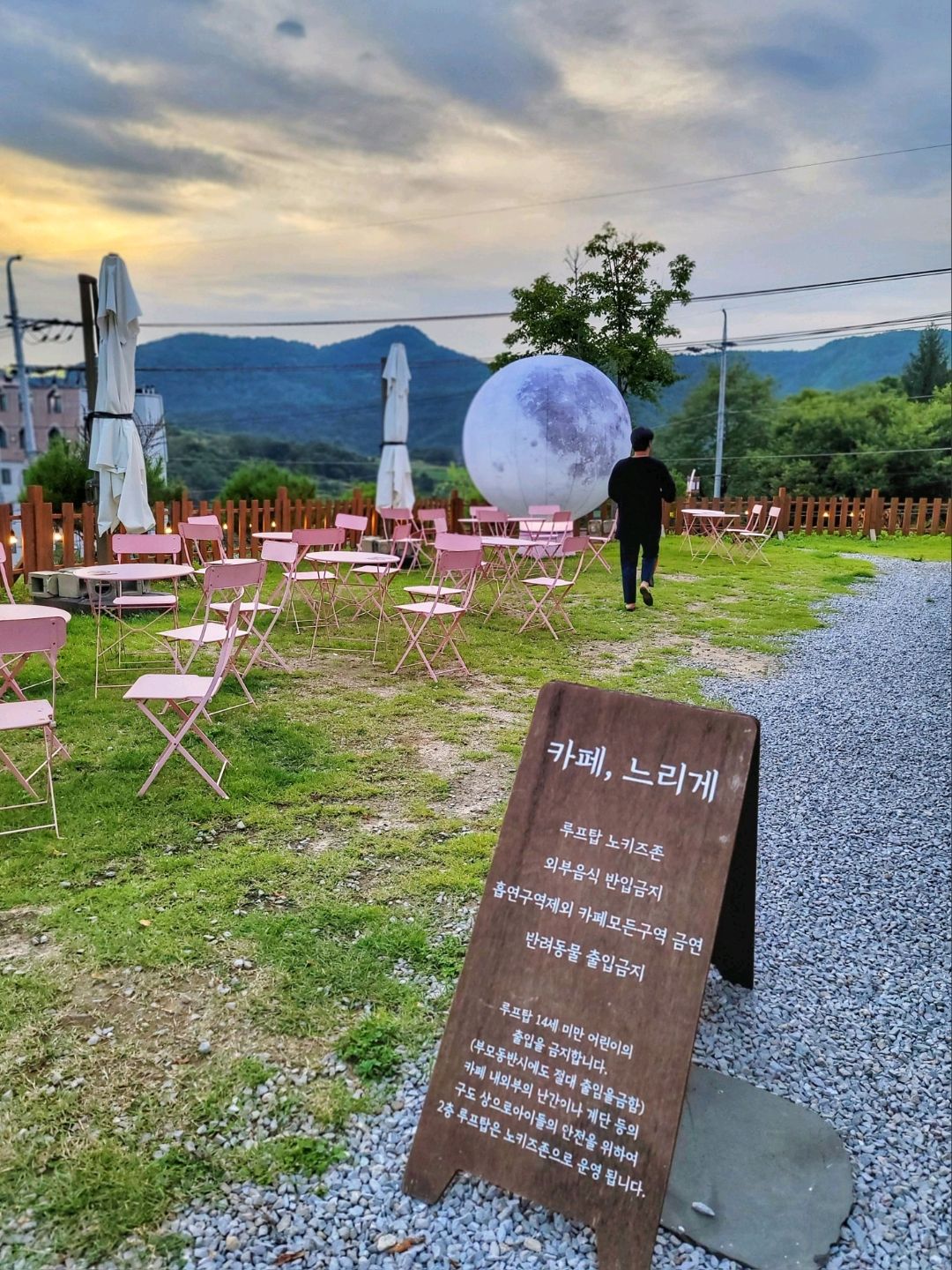 Yeongwol Cafe Slowly with Full Moon Photo Zone 🌕