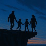 拿着奶茶逛古镇的小姐姐