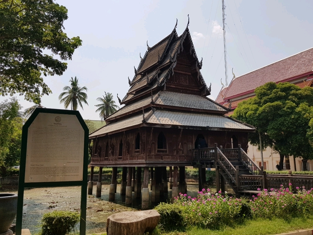 Wat Thung Si Muang乌汶府