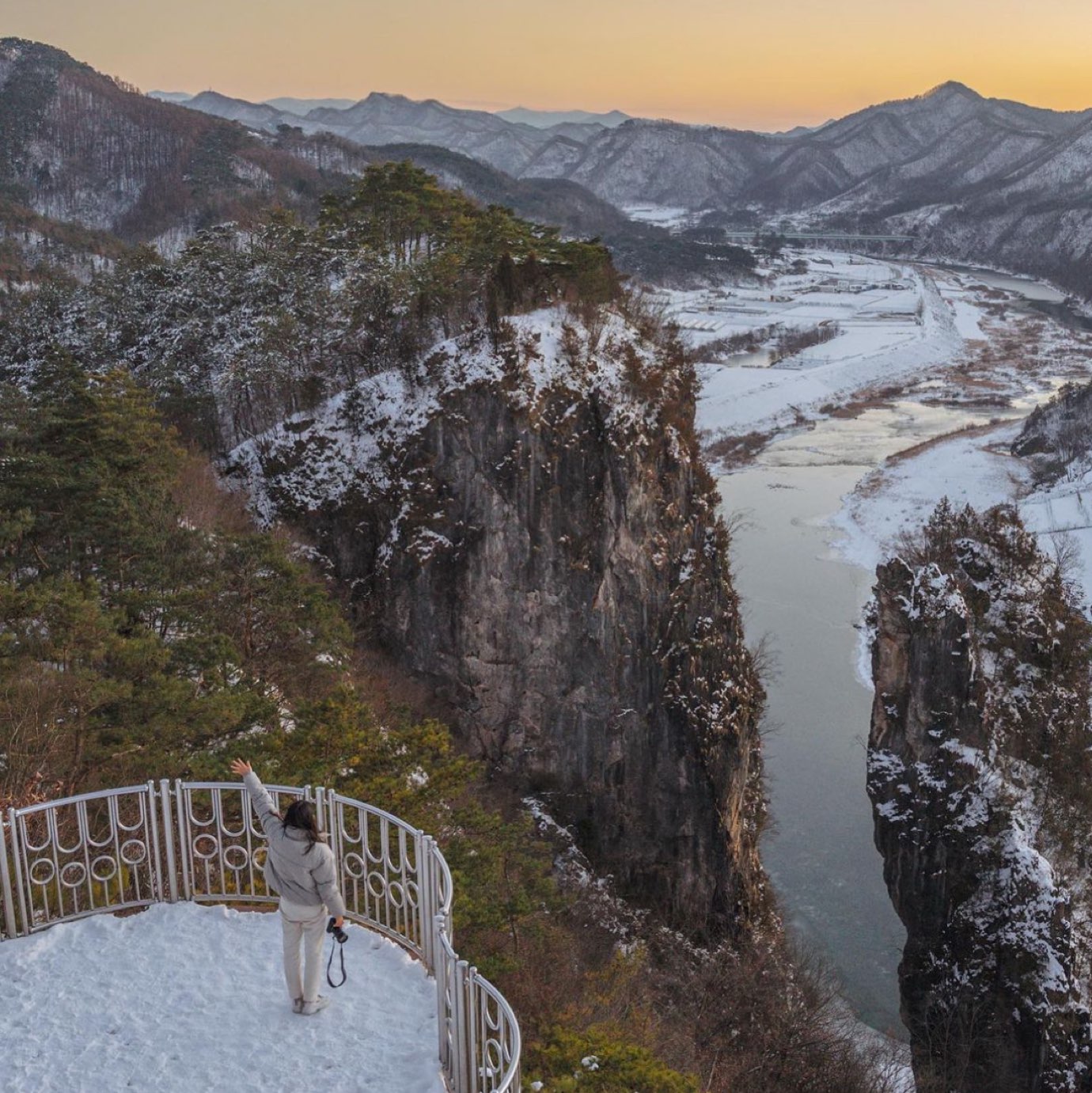 奇岩绝壁雪景秀丽的江原道永月线石