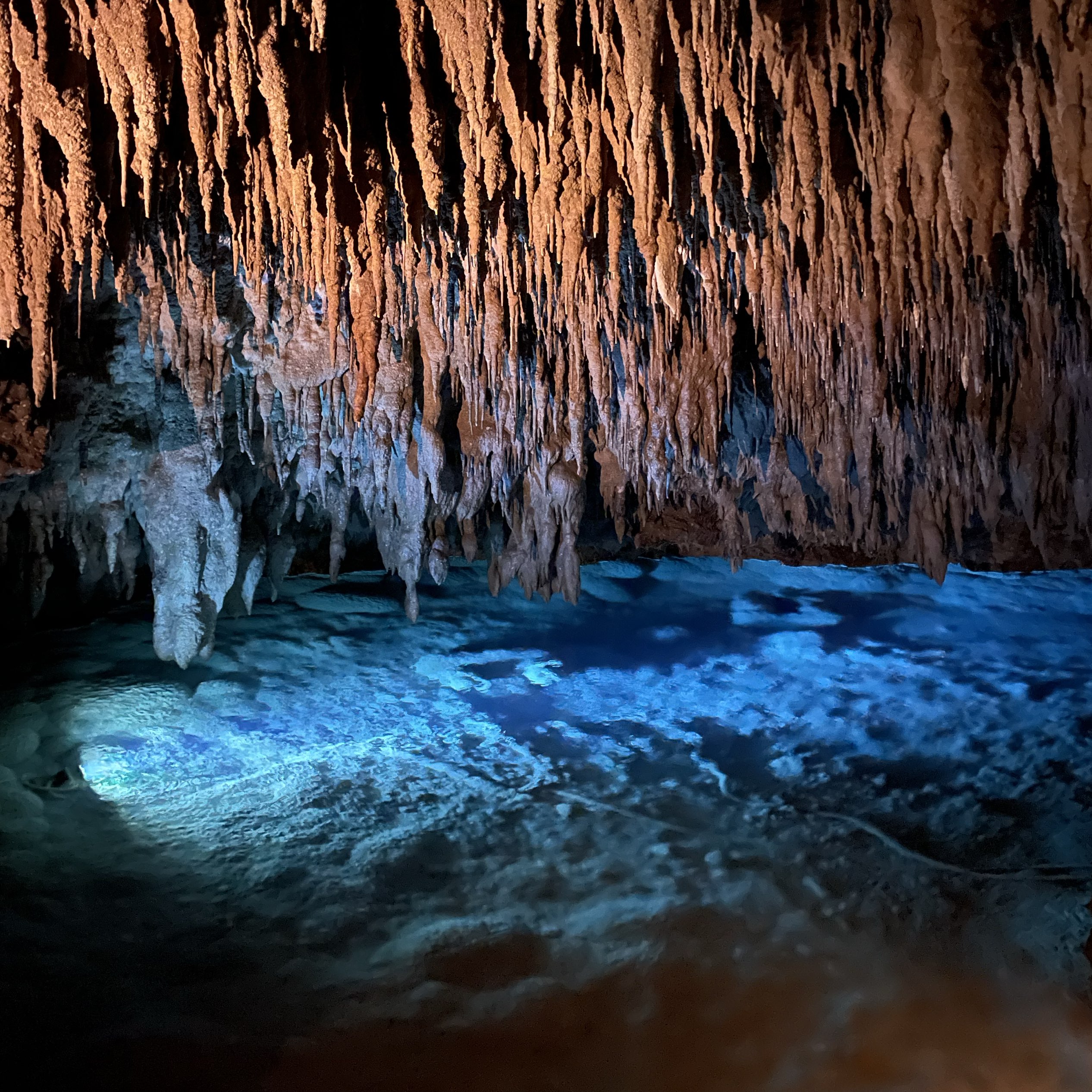 玉泉洞是冲绳世界的洞穴